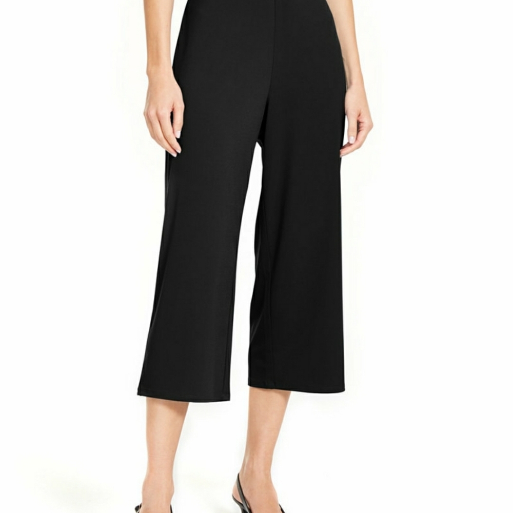 JM Collection black, wide leg, cropped pants with metal accent. SUPER CUTE!